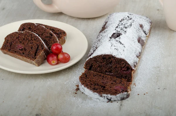 Chocolate cake with strawberries and grapes — Stock Photo, Image