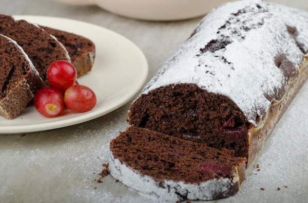 Chocolate cake with strawberries and grapes — Stock Photo, Image