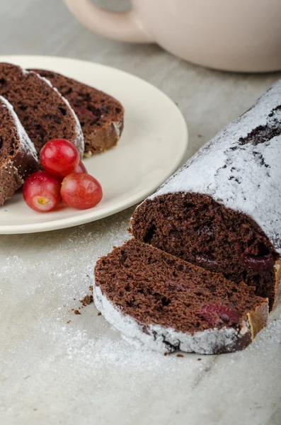 Chocolate cake with strawberries and grapes — Stock Photo, Image