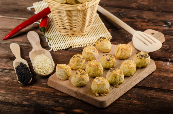 Cheesy Bites met knoflook en blauwe kaas — Stockfoto
