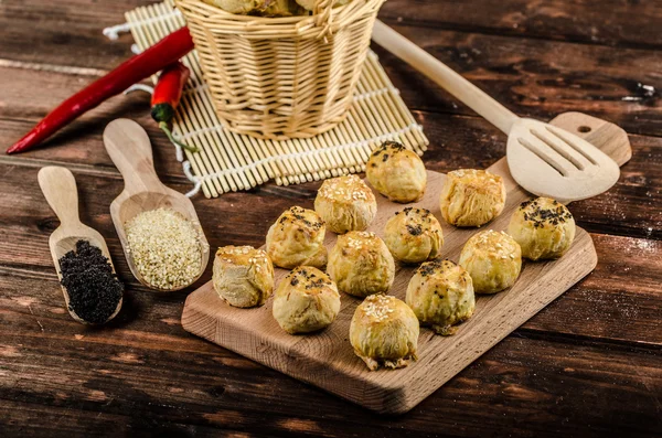 Mordeduras de queso con ajo y queso azul — Foto de Stock