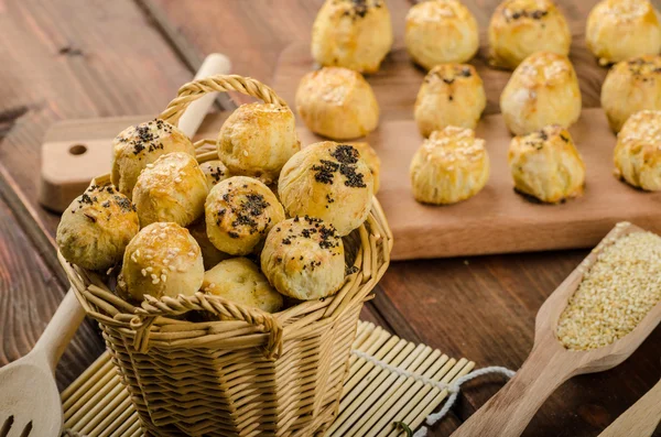 Cheesy Bites with garlic and blue cheese — Stock Photo, Image