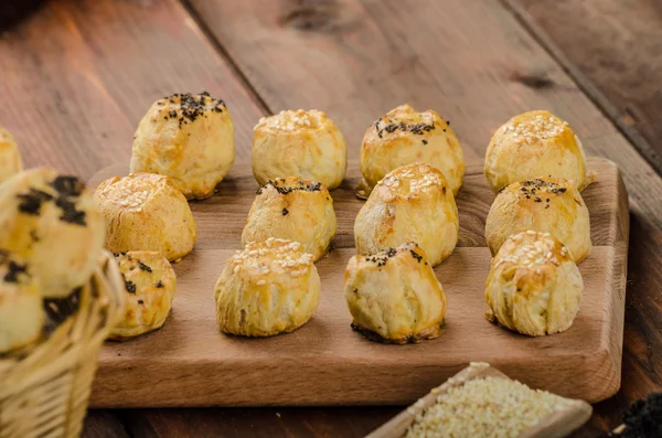 Mordeduras de queso con ajo y queso azul — Foto de Stock