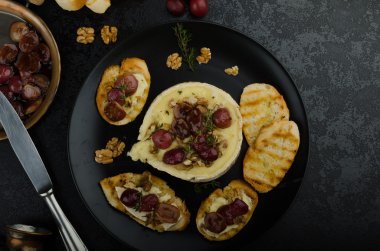 Fındık ve üzüm ile pişmiş Brie peyniri