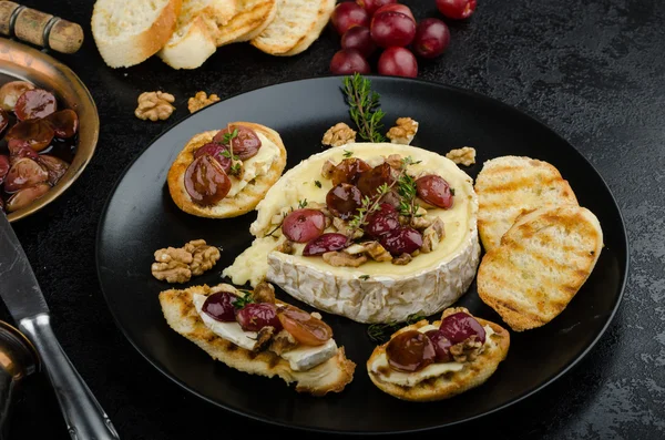 Τυρί Brie, ψημένη με ξηρούς καρπούς και τα σταφύλια — Φωτογραφία Αρχείου