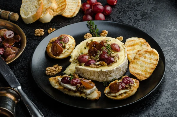 Queijo Brie assado com nozes e uvas — Fotografia de Stock