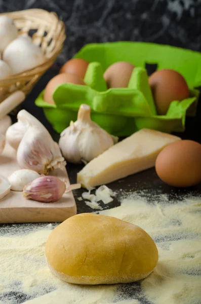 Elaboración de pasta con sémola de harina italiana —  Fotos de Stock