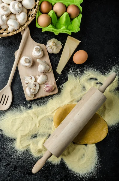 Elaboración de pasta con sémola de harina italiana —  Fotos de Stock