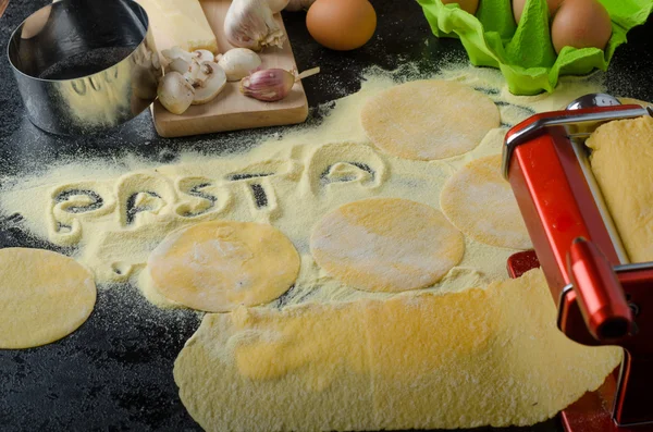 Att göra pasta från italienska mjöl mannagryn — Stockfoto