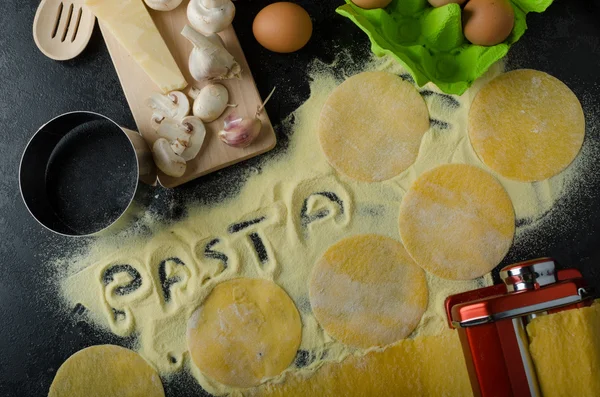 Fazer macarrão de sêmola de farinha italiana — Fotografia de Stock