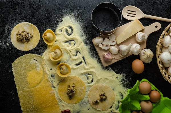 Изготовление макарон из итальянской муки — стоковое фото