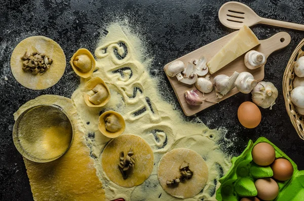 Elaboración de pasta con sémola de harina italiana —  Fotos de Stock