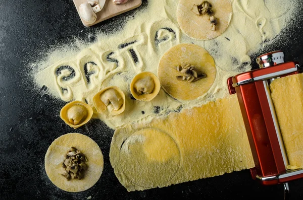 Maken van pasta van Italiaanse bloem griesmeel — Stockfoto