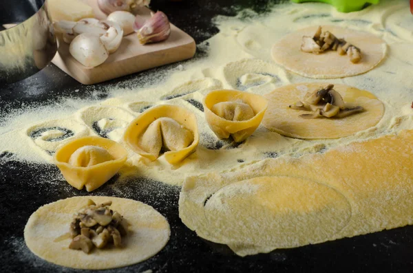 Att göra pasta från italienska mjöl mannagryn — Stockfoto