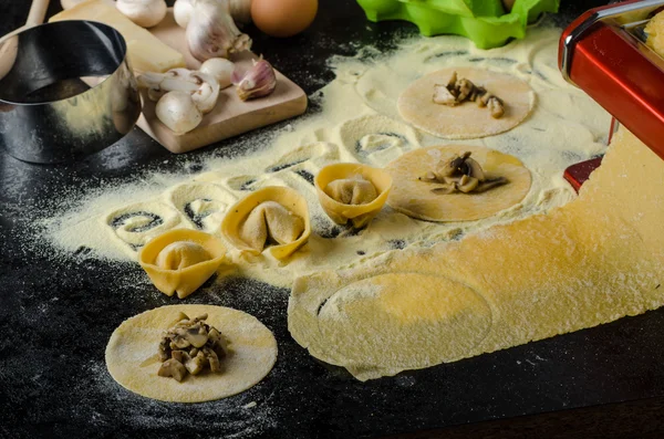 이탈리아 밀가루 밀기 울에서 파스타 만들기 — 스톡 사진