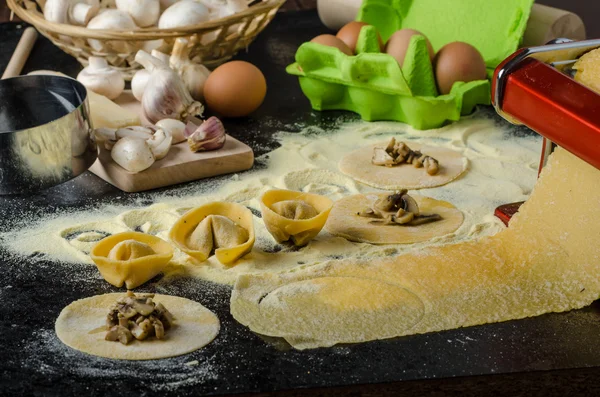 이탈리아 밀가루 밀기 울에서 파스타 만들기 — 스톡 사진