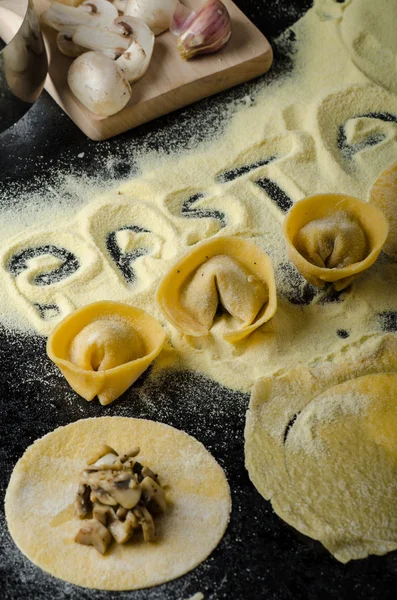 Elaboración de pasta con sémola de harina italiana —  Fotos de Stock