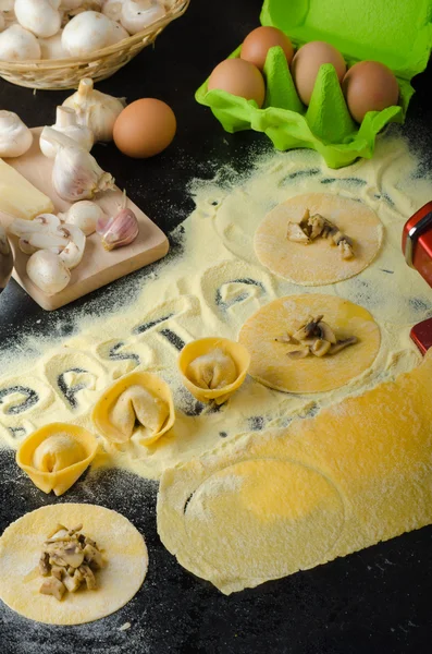 Изготовление макарон из итальянской муки — стоковое фото