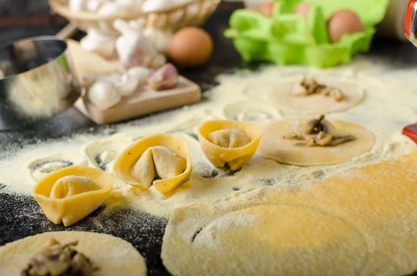 Fazer macarrão de sêmola de farinha italiana — Fotografia de Stock