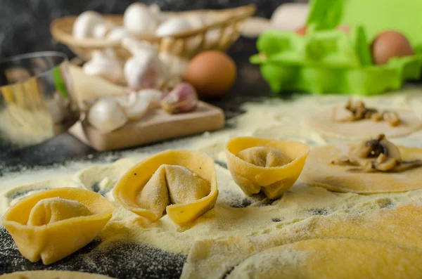 Fazer macarrão de sêmola de farinha italiana — Fotografia de Stock