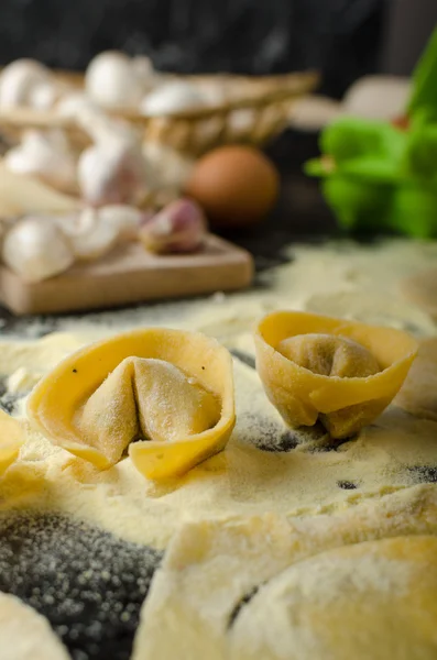 Fazer macarrão de sêmola de farinha italiana — Fotografia de Stock