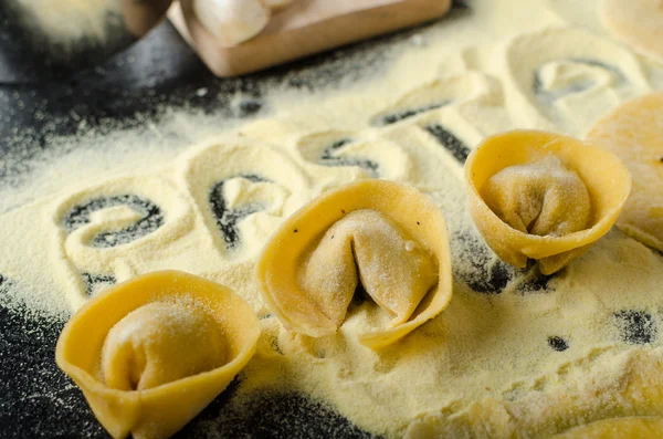 Fazer macarrão de sêmola de farinha italiana — Fotografia de Stock