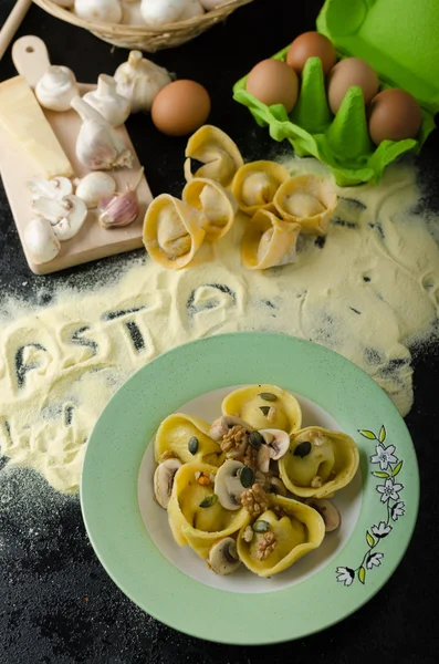 Паста из итальянской муки манная - Tortellini — стоковое фото
