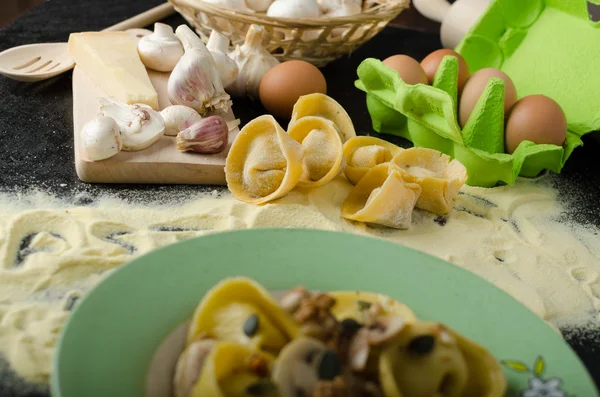 Макаронних виробів італійської манної крупи борошно - тортелліні — стокове фото