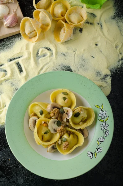 Teigwaren aus italienischem Grieß - Tortellini — Stockfoto