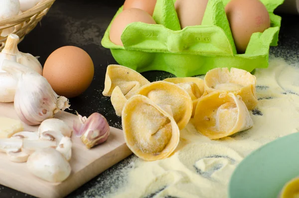 Massa da farinha de sêmola italiana - Tortellini — Fotografia de Stock