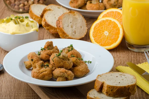 Breaded fried mushrooms with juice — Stock Photo, Image