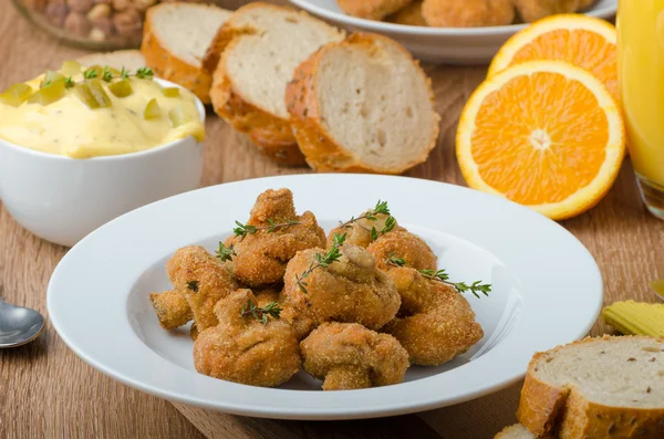 Breaded fried mushrooms with juice — Stock Photo, Image