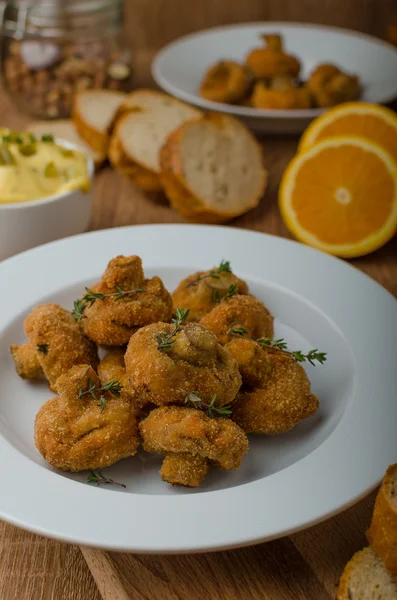 Funghi fritti impanati con succo — Foto Stock