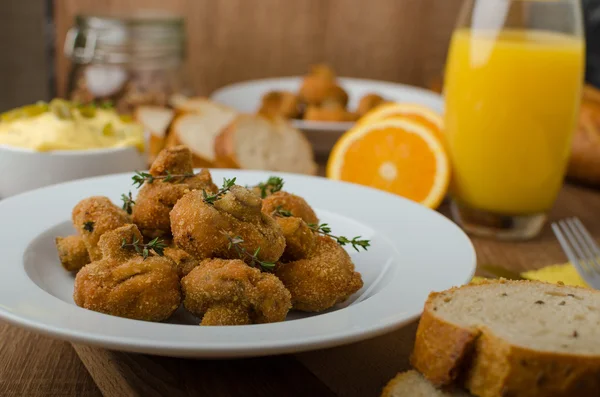 Breaded fried mushrooms with juice — Stock Photo, Image