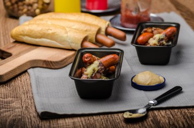 Kızarmış sosis, jambon ve peynir bir elbise içinde