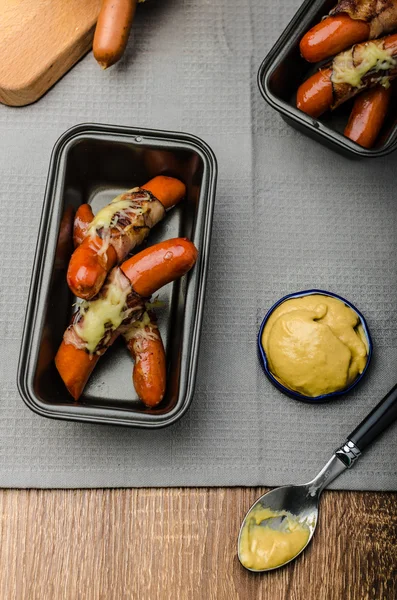 Smažený salám v rouchu slaniny a sýra — Stock fotografie