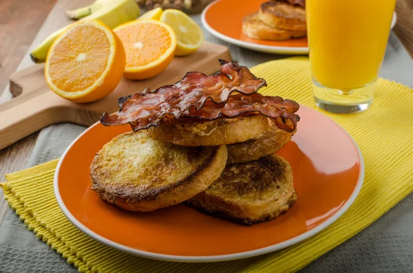 French toast con pancetta e succo fresco — Foto Stock