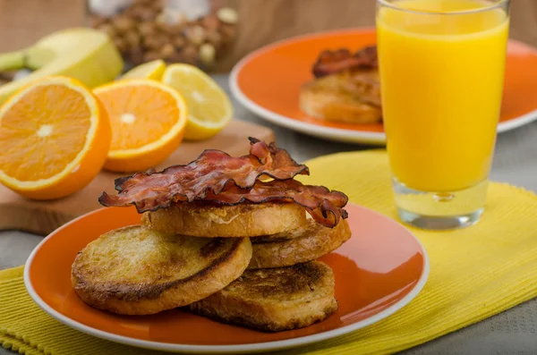 French toast con pancetta e succo fresco — Foto Stock