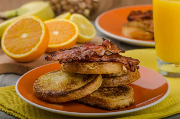 French toast con pancetta e succo fresco — Foto Stock