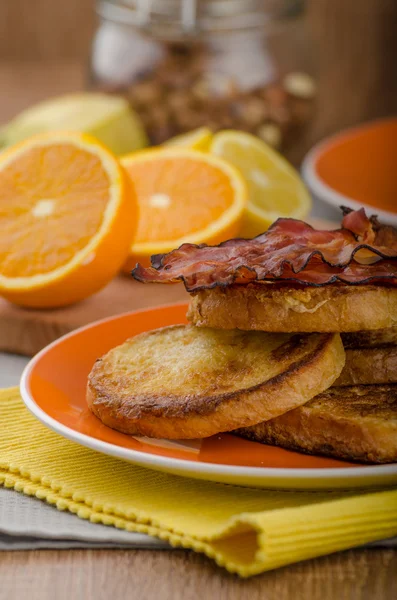 French toast with bacon and fresh juice — Stock Photo, Image