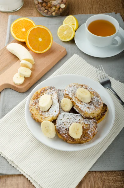 Torrada francesa a doce, com banana polvilhada com açúcar — Fotografia de Stock