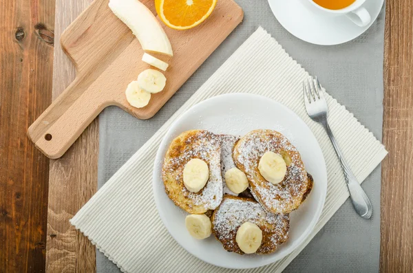 Tostadas francesas a dulce, con plátano espolvoreado con azúcar —  Fotos de Stock