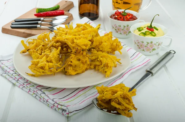 Zwiebelbhajis, tschechisches Bier — Stockfoto