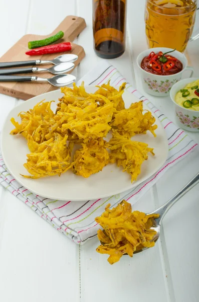 Oignon bhajis, bière tchèque — Photo