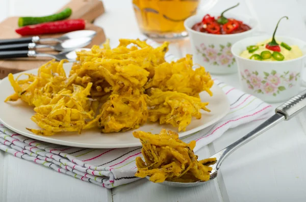 Bhajis de cebolla, cerveza checa — Foto de Stock