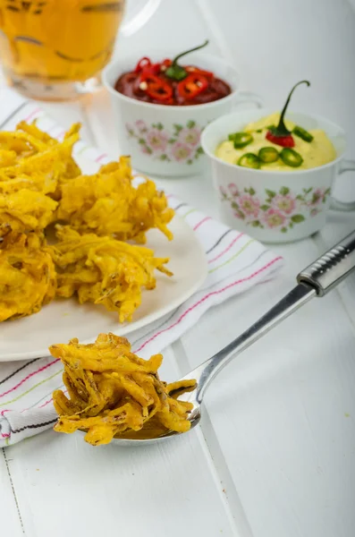 Oignon bhajis, bière tchèque — Photo