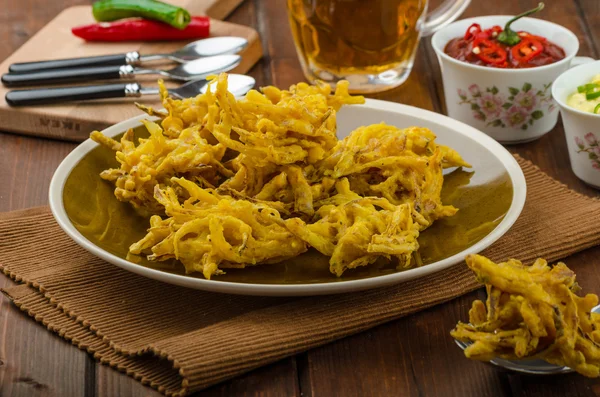 Zwiebelbhajis, tschechisches Bier — Stockfoto