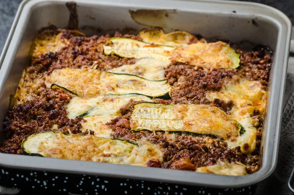 Lasanha de fita de abobrinha sem macarrão — Fotografia de Stock