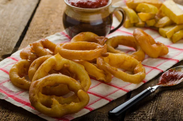 Anéis de cebola, molho quente, batatas fritas e cerveja checa — Fotografia de Stock