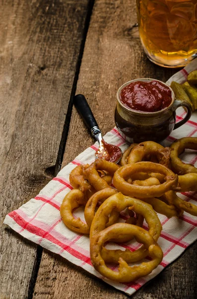 Anéis de cebola, molho quente, batatas fritas e cerveja checa — Fotografia de Stock